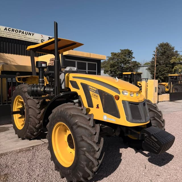 Tractor Pauny 0km bajo el tinglado del predio de Sel Agropauny