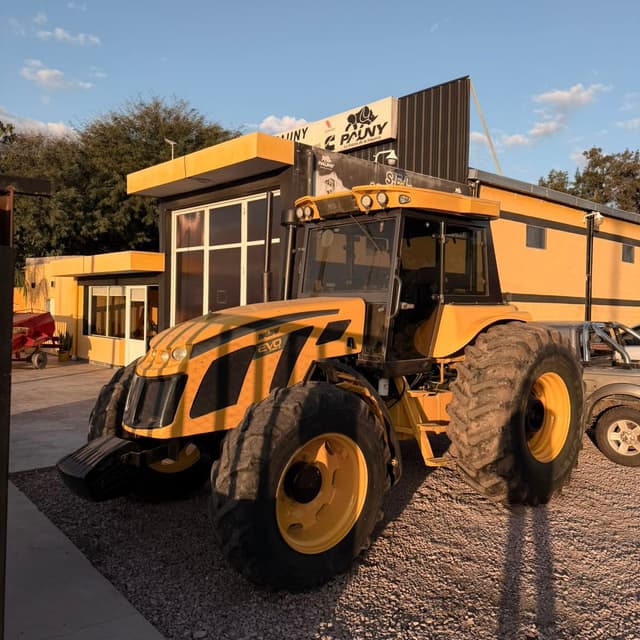 Tractor Pauny listo para entrega en el frente del local