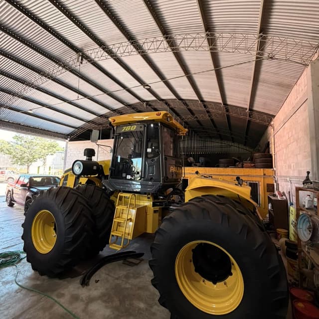 Tractor Pauny en el taller cubierto de Sel Agropauny