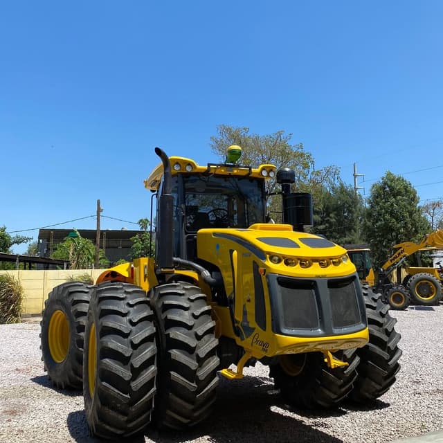Tractor Pauny doble tracción con ruedas duales en el predio