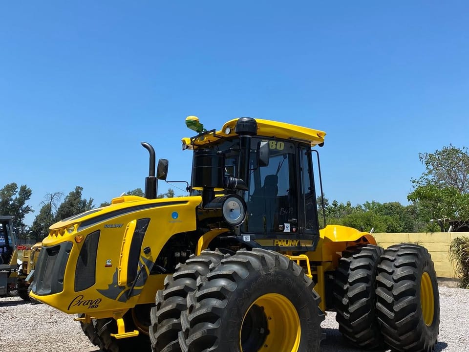 Tractor Pauny Bravo 780 0km en el predio de Sel Agropauny, La Banda