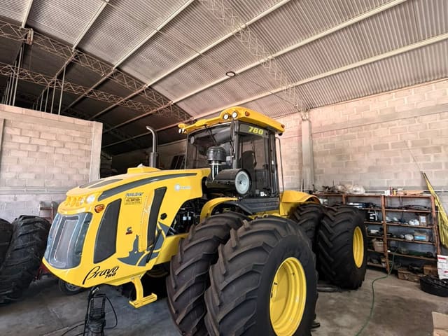 Tractor Pauny en el taller cubierto de Sel Agropauny
