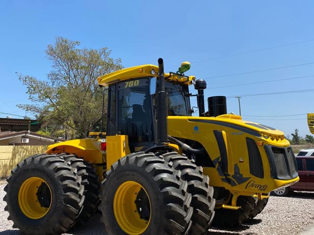 Tractor Pauny doble tracción 0km en el predio de Sel Agropauny